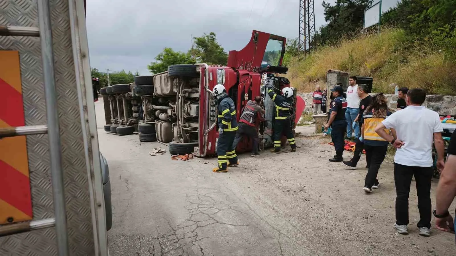 Niksar’da kamyonet devrildi: 3 yaralı