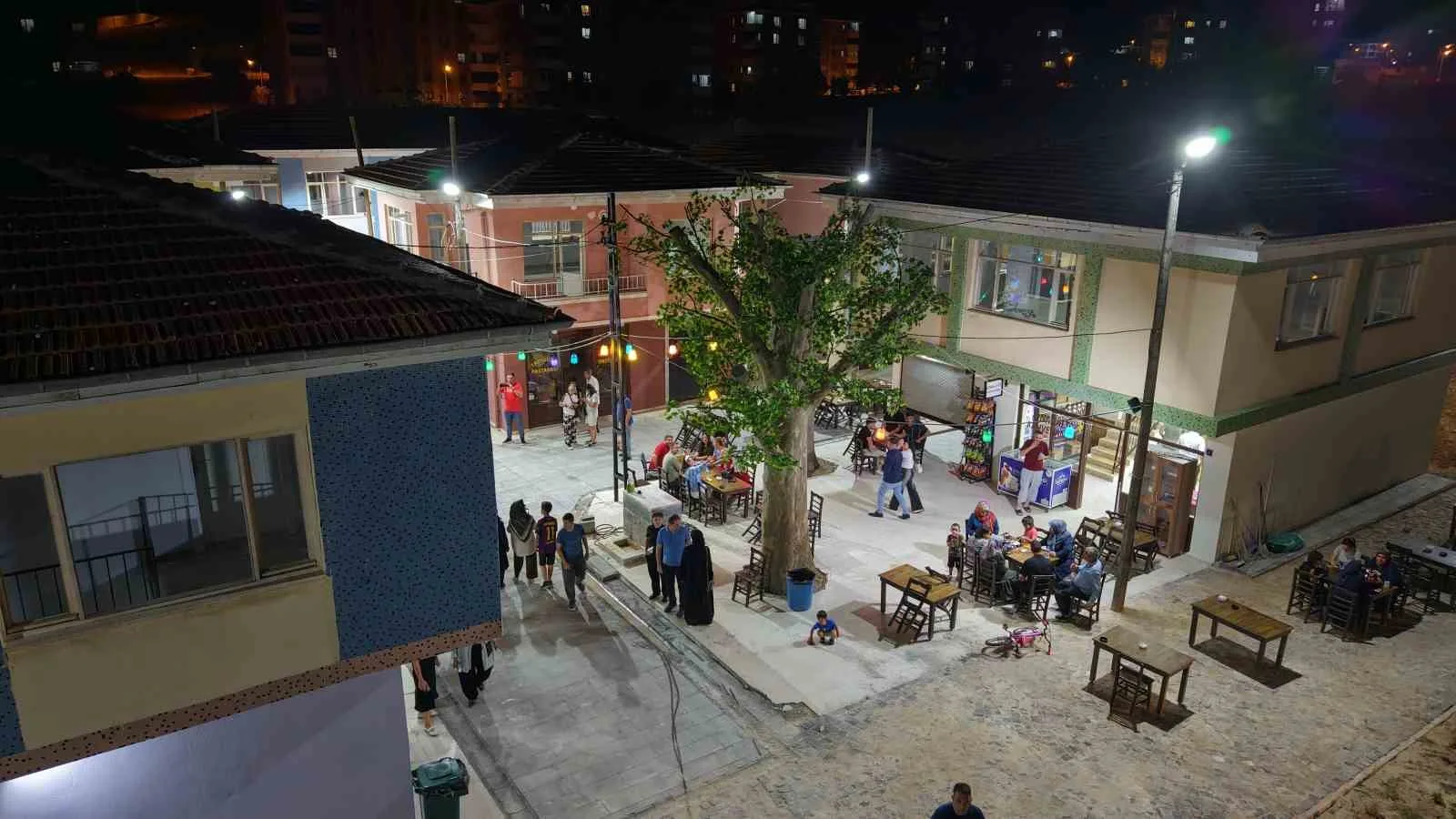 Nostalji rüzgarı estiren Seksenler Sokağı’nda akşam yoğunluğu