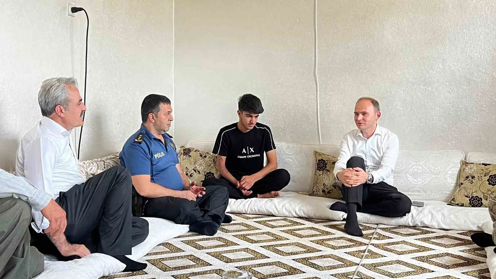 Okul saldırısında yaralanan öğrencilere karneleri evlerinde verildi