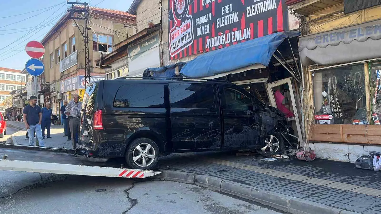 Önce park halindeki araçları biçti, sonra iş yerine daldı