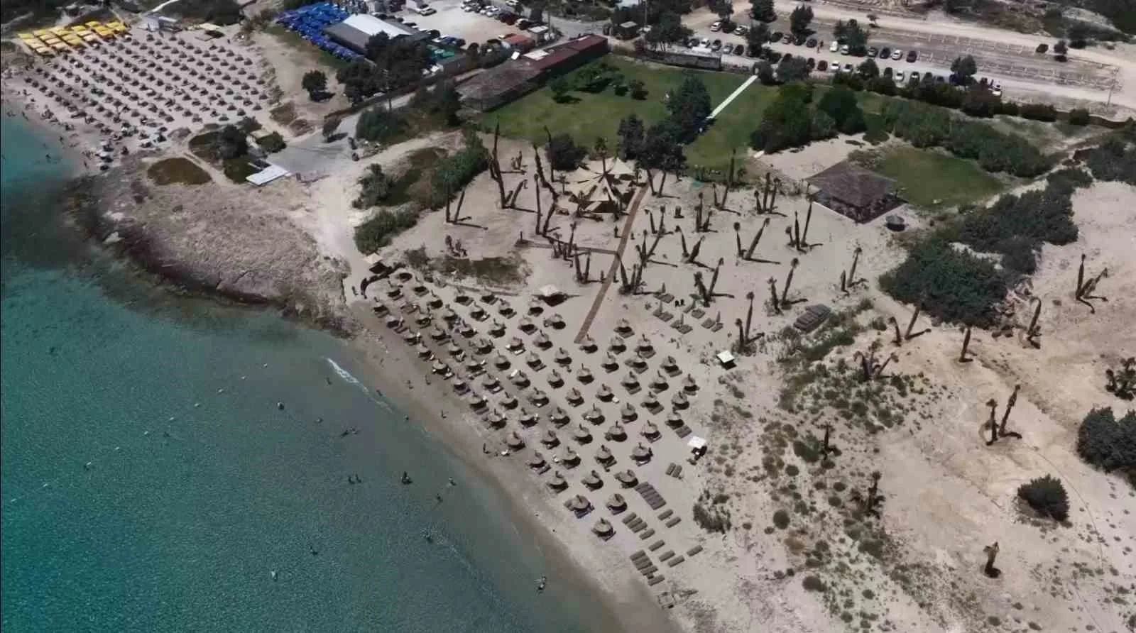 Önü plaj, arkası tarla: Organik plajda elektrik güneşten, ikramlar bahçeden