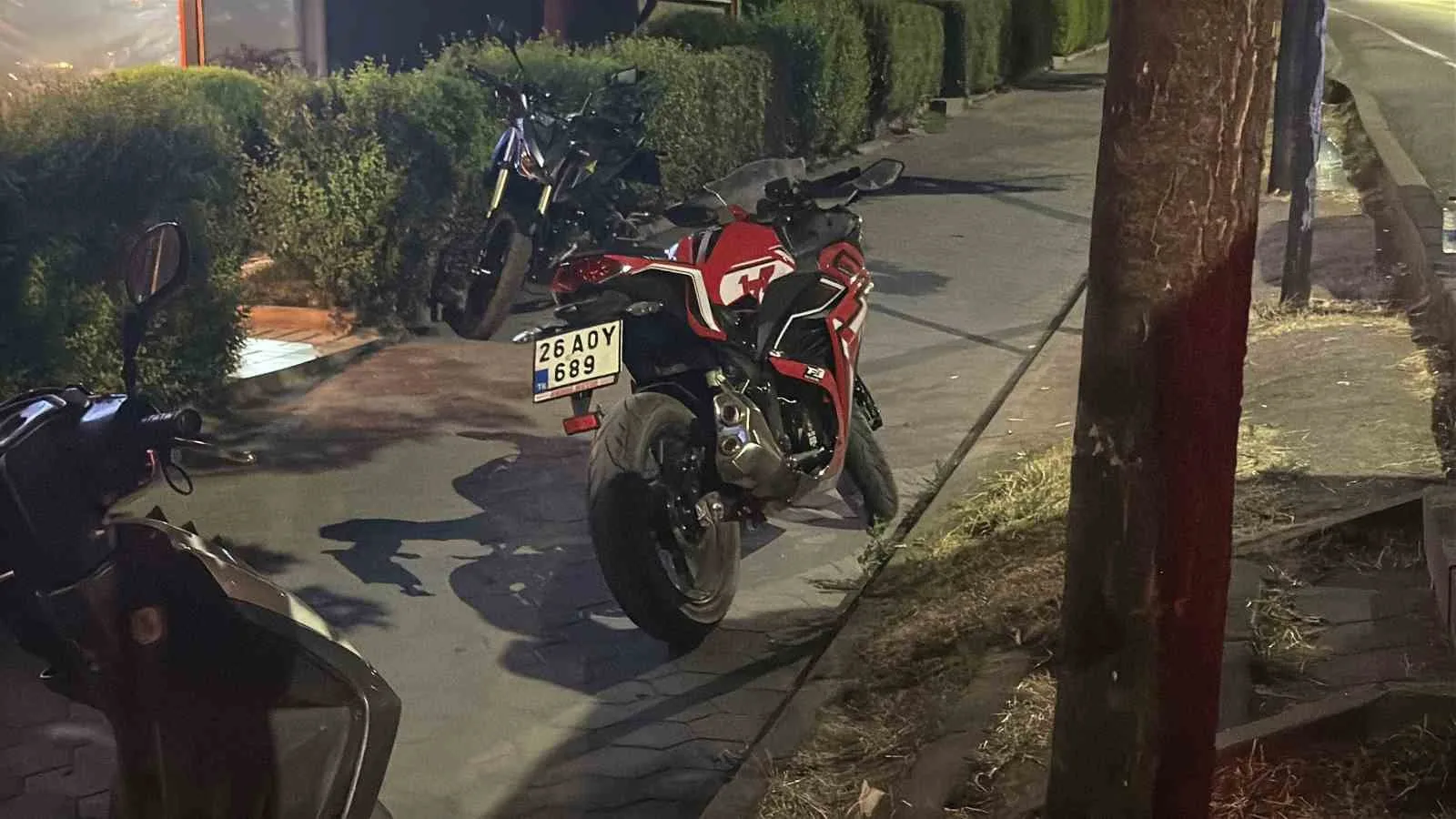 Önüne köpek fırlayan motosikletli, kaza yapıp kendi çağırdığı ambulansı reddetti