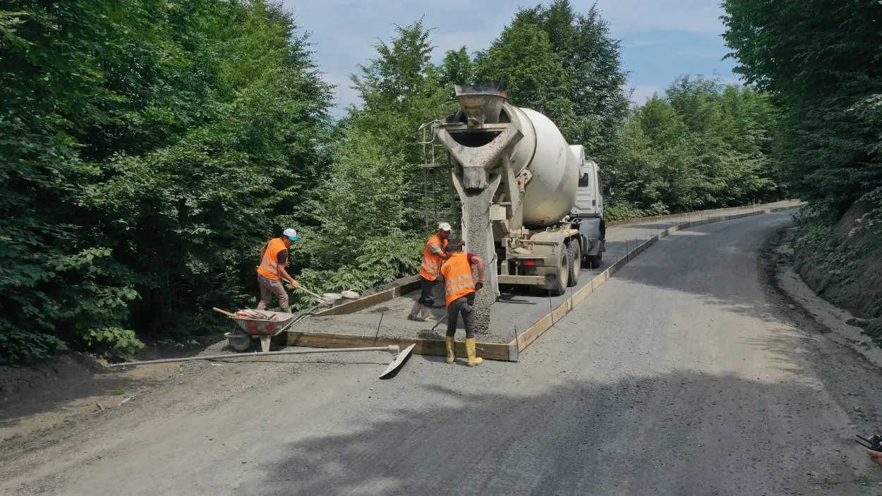 Ordu’da 3 ilçeye hizmet verecek grup yolunda beton yol çalışması başladı