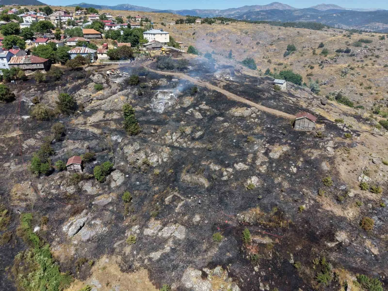 Ordu’da tarım arazisinde çıkan yangında 5 samanlık yandı