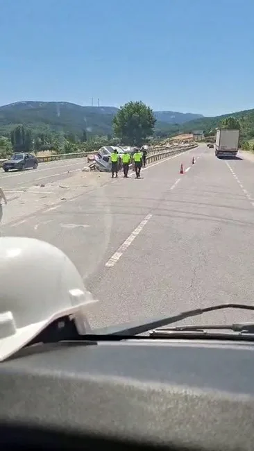 Orta refüje saplanan iki araç bariyerlerin arasında sıkıştı