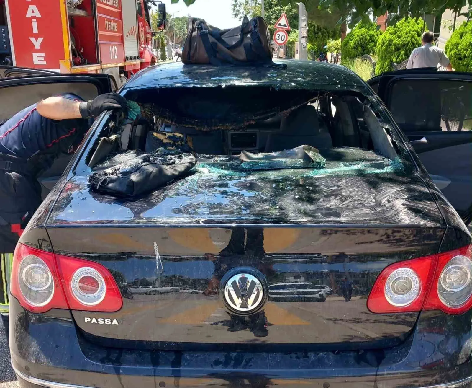 Osmaniye’de otomobilde çıkan yangın itfaiyenin müdahalesiyle söndürüldü