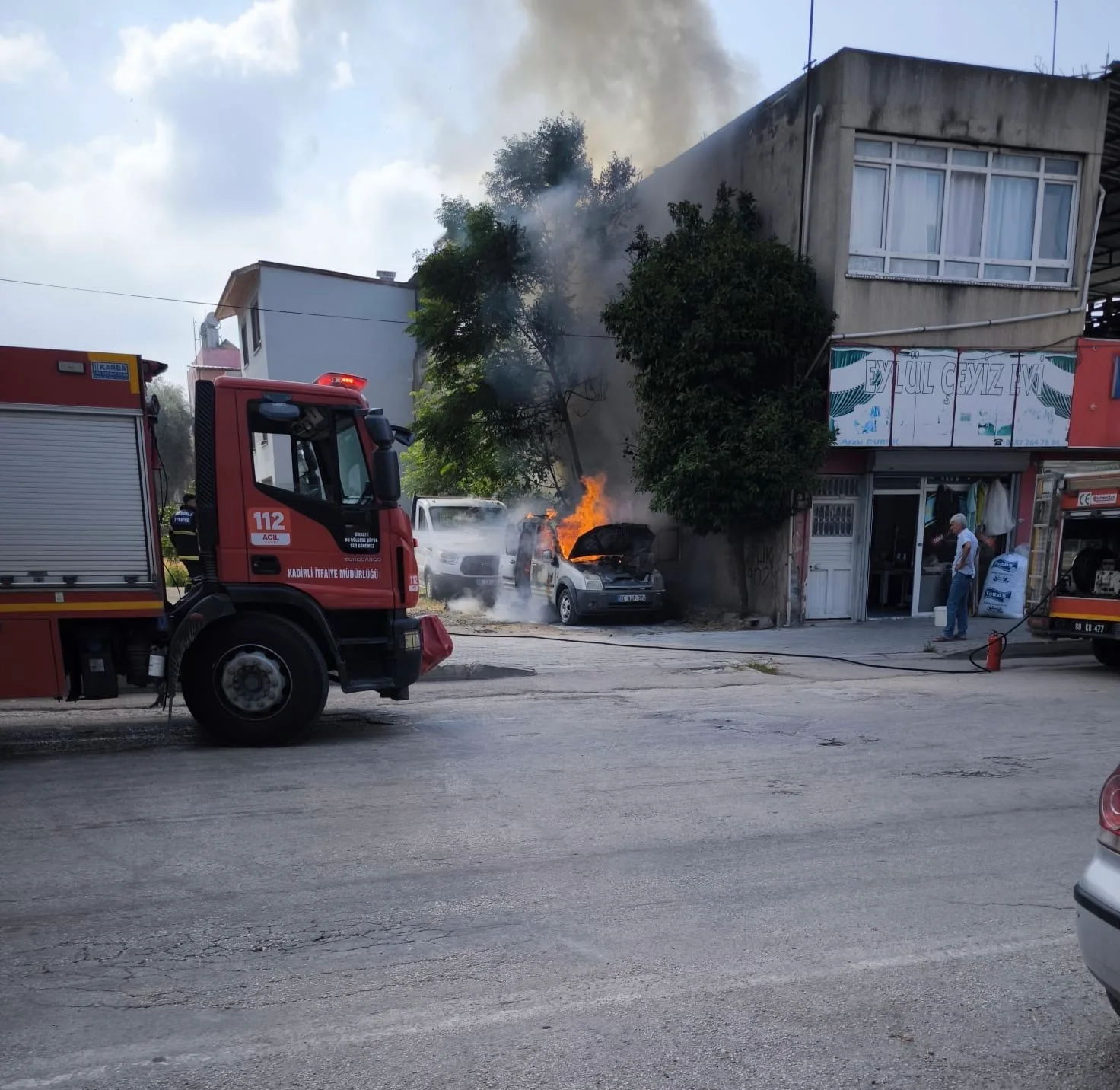 Osmaniye’de park halindeki hafif ticari araç yandı