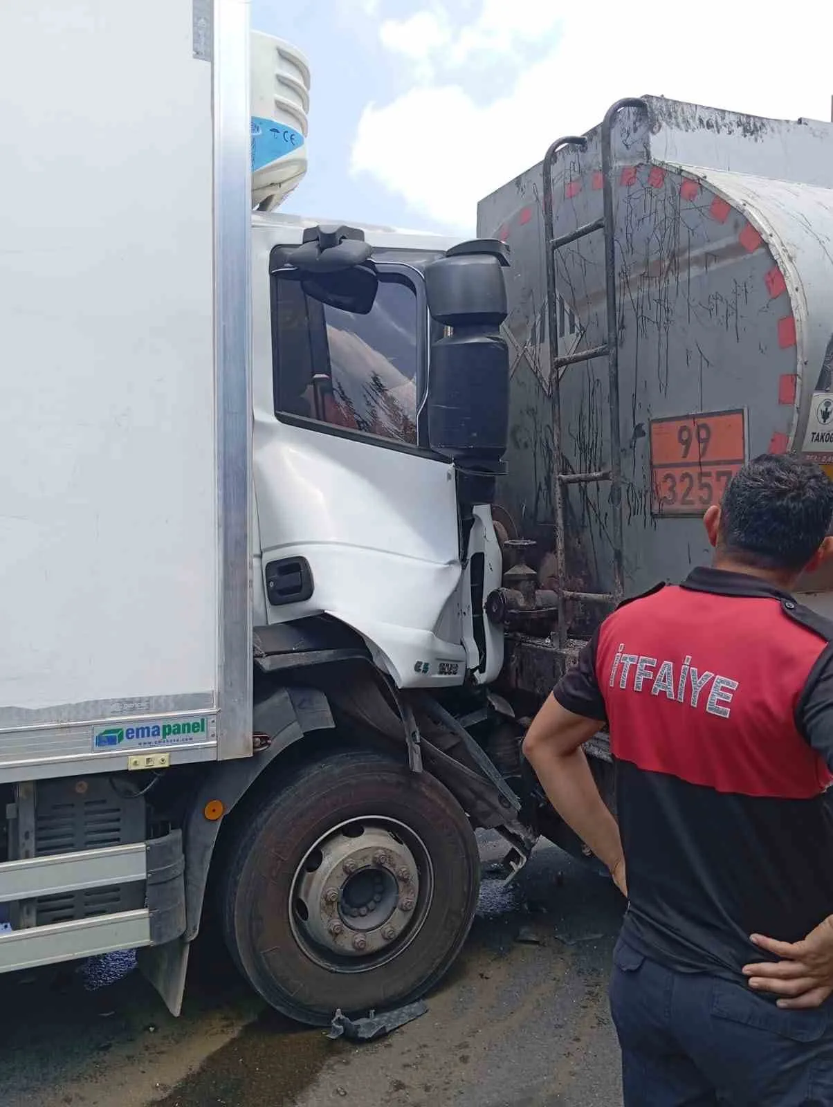 Osmaniye’de tankere arkadan çarpan tırda 2 kişi yaralandı