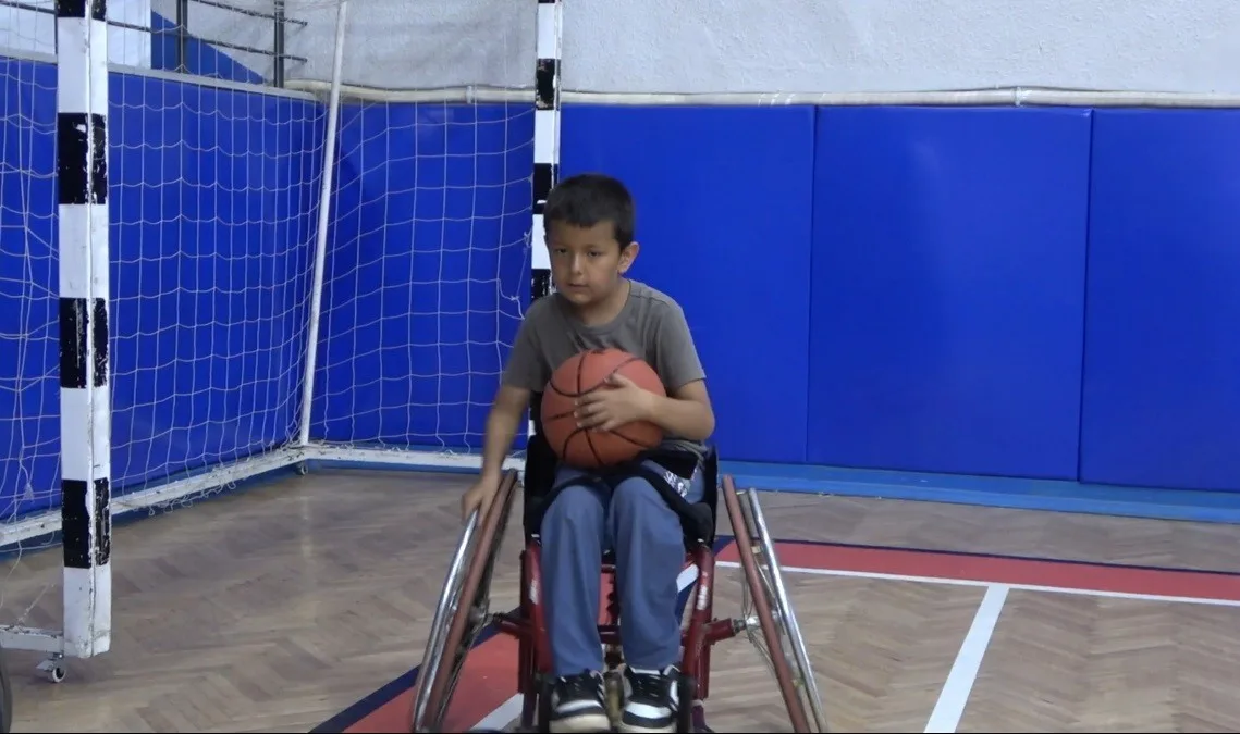 Osmaniye’de tecrübeli basketbolcular, geleceğin yıldızlarına yol gösteriyor