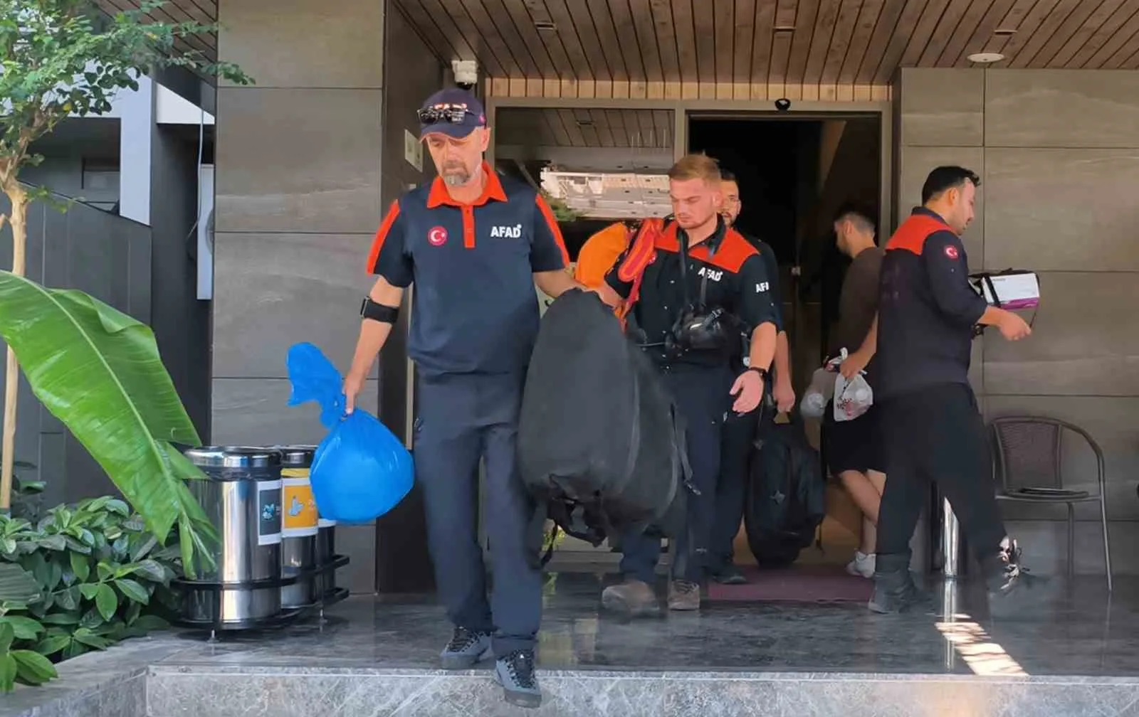 Otel odasında ölü bulundu, yanındaki maddeler ekipleri alarma geçirdi