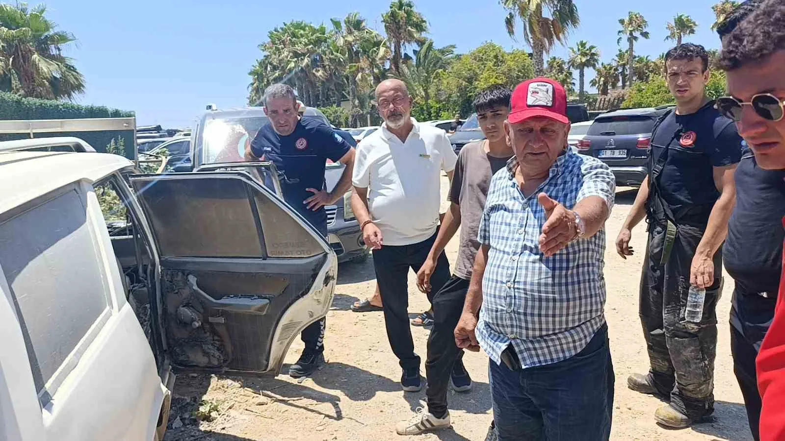 Otele ölçü almaya gitti, geri döndüğünde aracını yanmış halde buldu