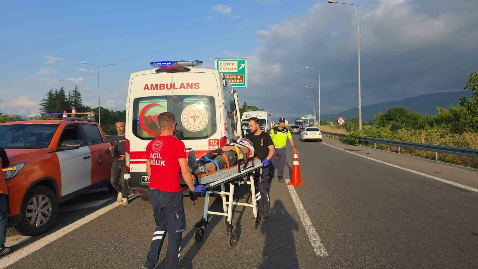 Otomobil bariyerlere saplandı: 3 yaralı