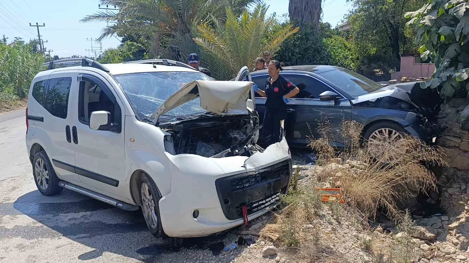 Otomobil ile hafif ticari araç kafa kafaya çarpıştı: 1 yaralı