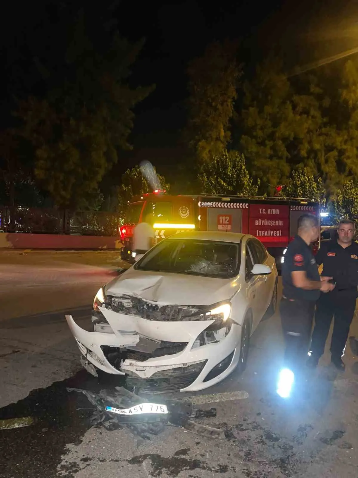 Otomobil ile motosiklet kafa kafaya çarpıştı
