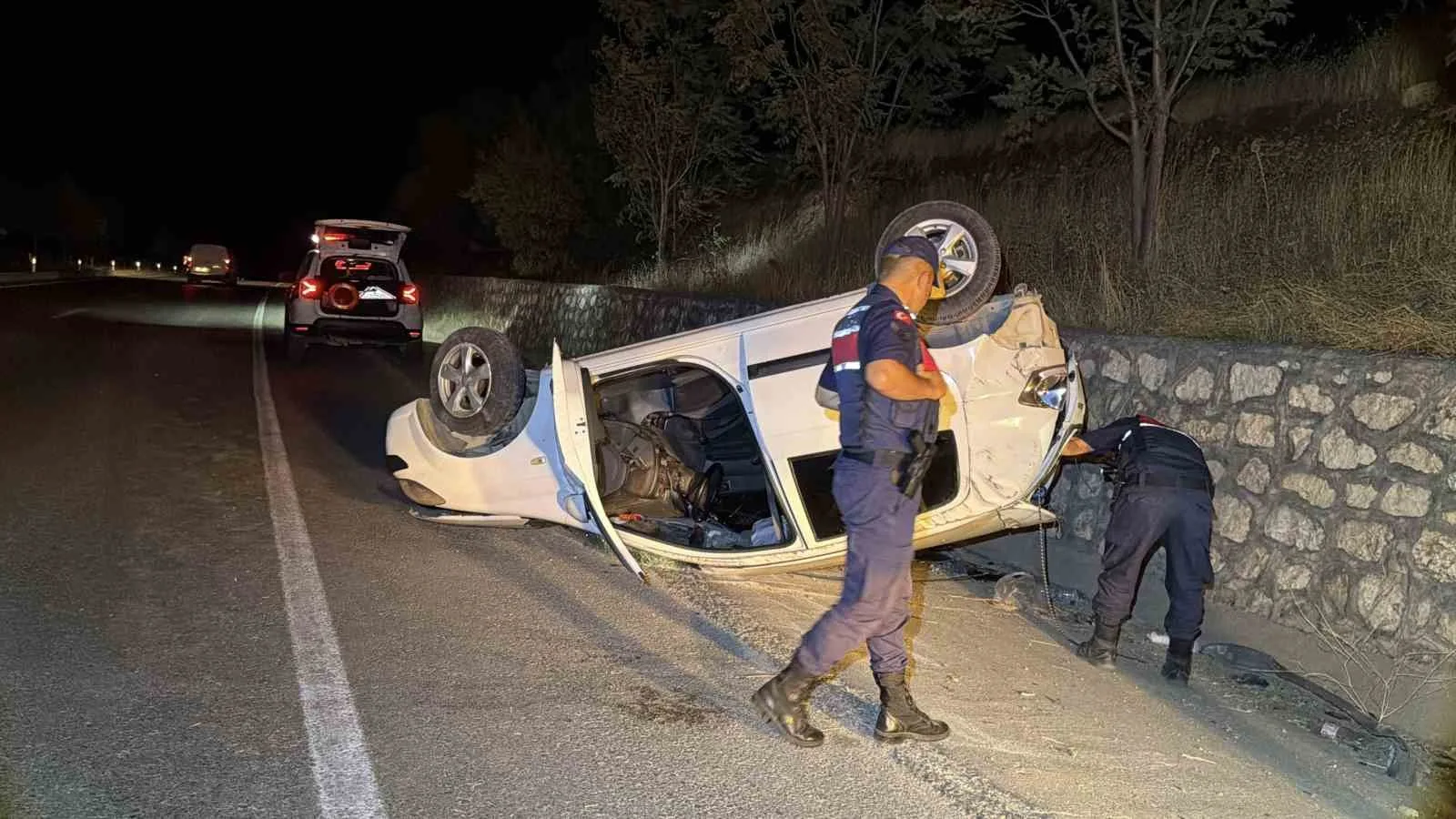Otomobil istinat duvarına çarparak takla attı: 2 yaralı