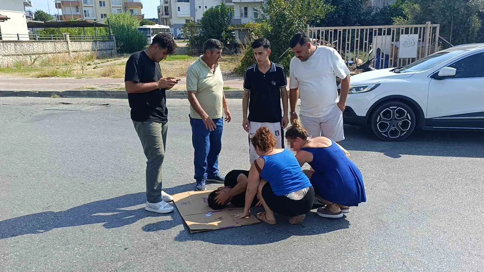 Otomobil motosiklete çarptı, otomobildeki yolcu yaralıyı bırakıp gazeteciyle uğraştı