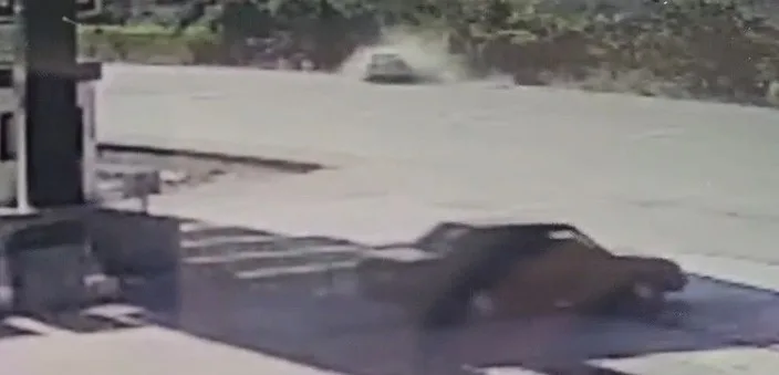 Otomobil park halindeki araca çarptı: 1 ölü, 2 yaralı