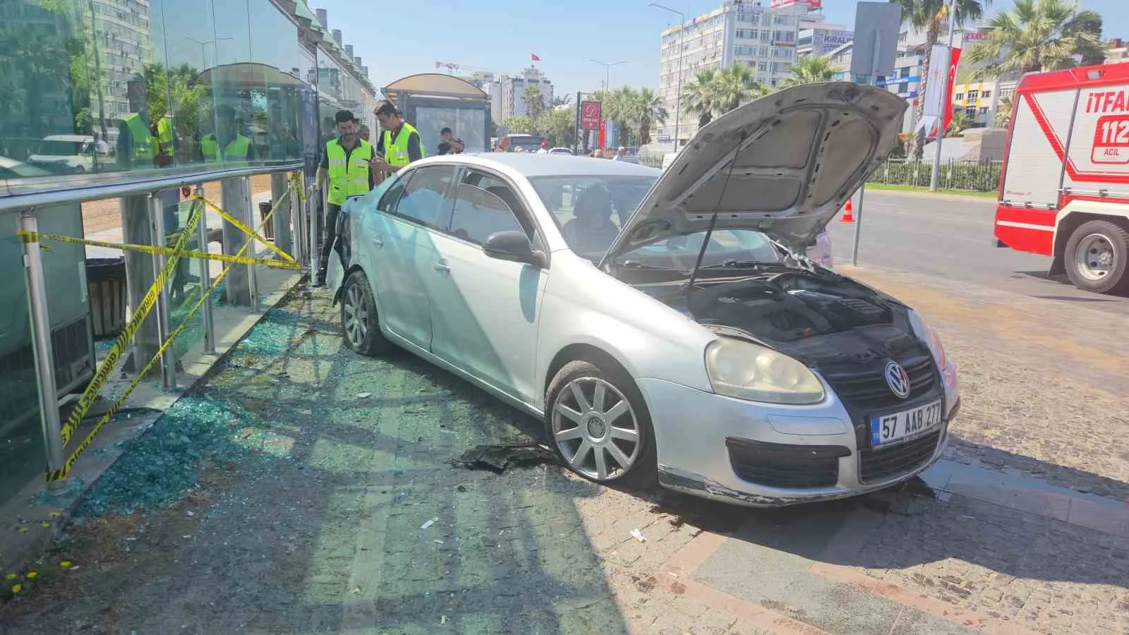 Otomobil tramvay istasyonuna çarptı: 3 yaralı