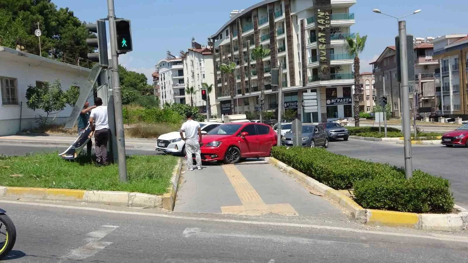 Otomobil yaya geçidine çıktı, 2 kişi yaralandı
