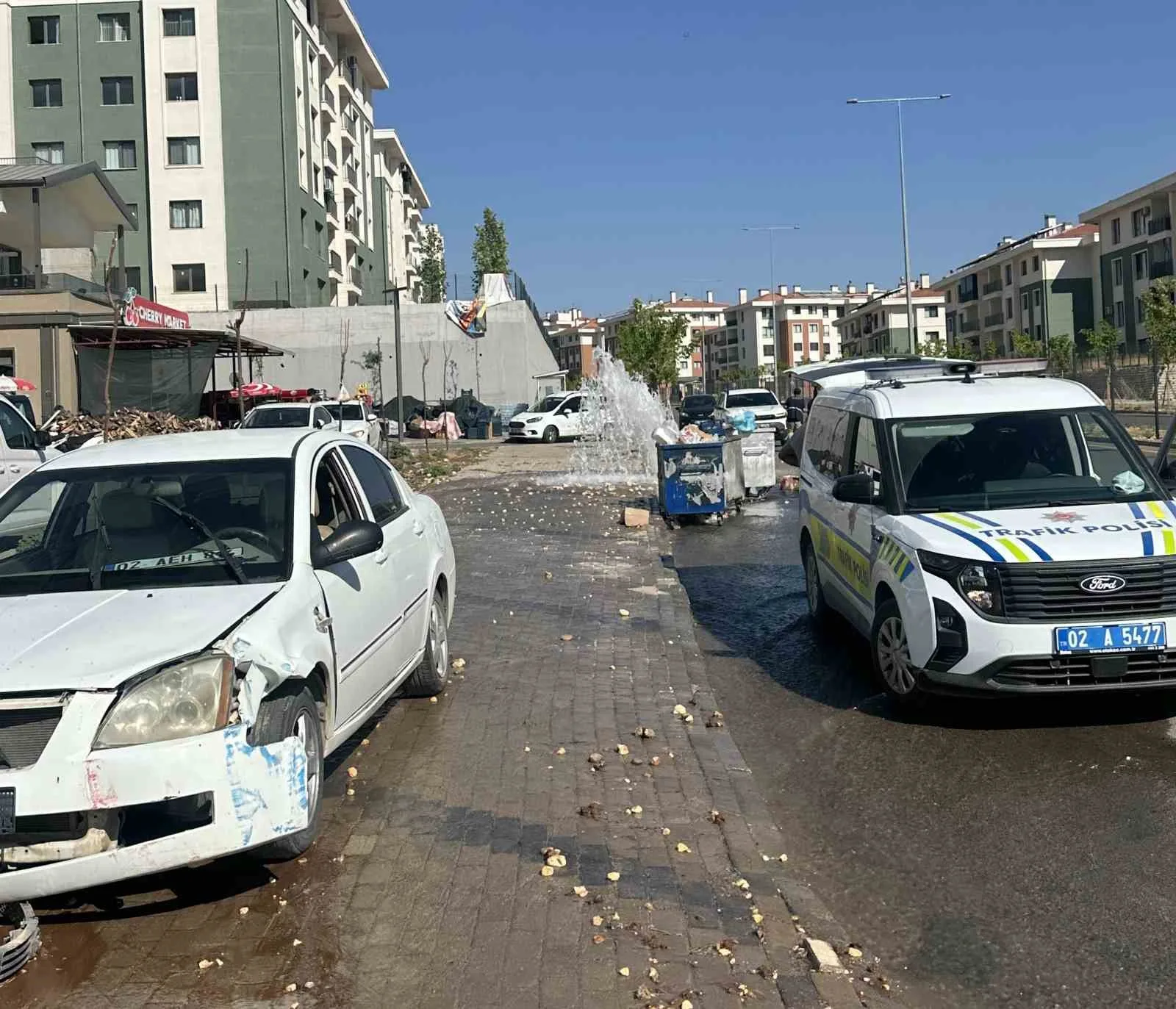 Otomobil yer üstü yangın hidrantını devirip geçti