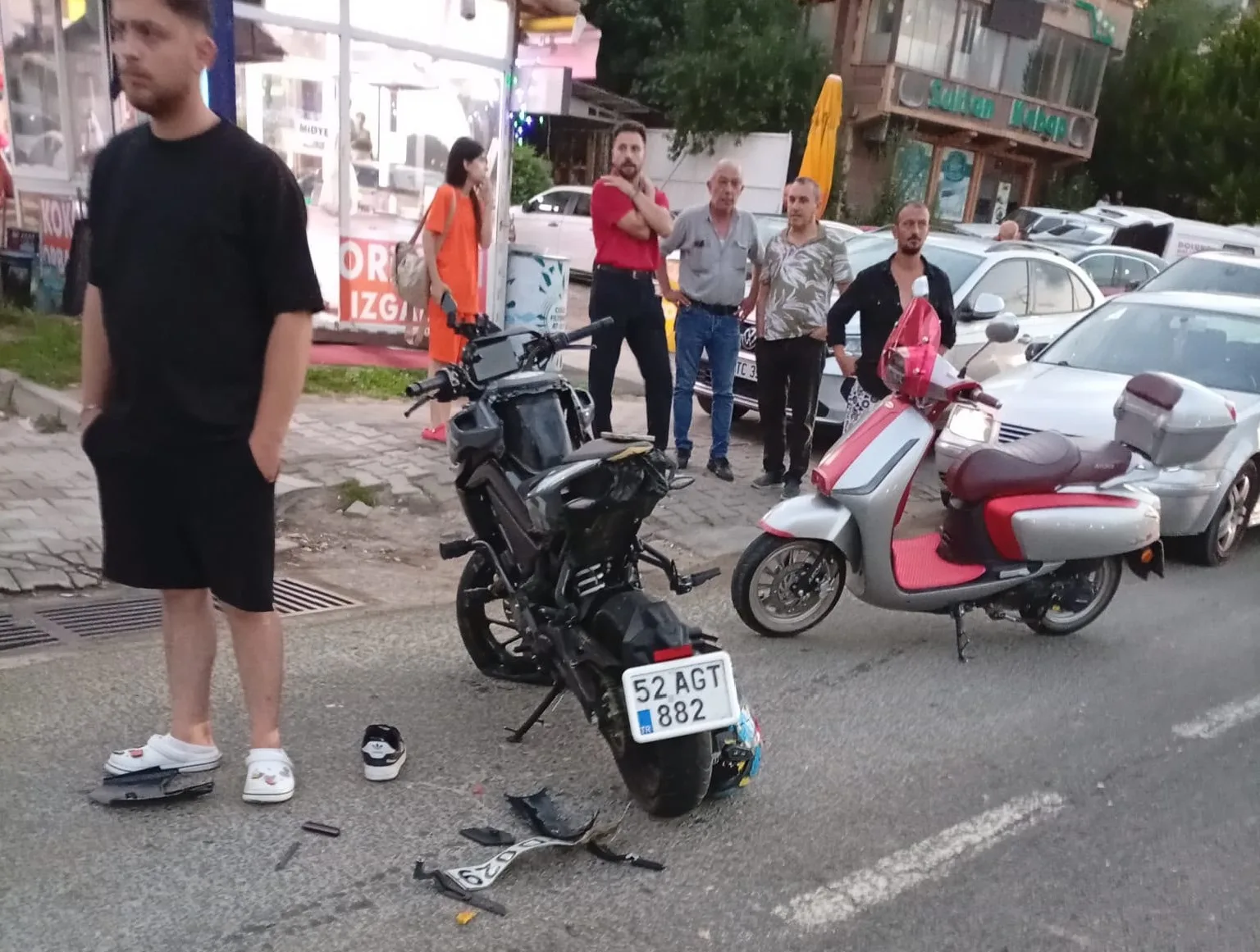 Otomobile arkadan çarpan motosiklette 2 kişi yaralandı