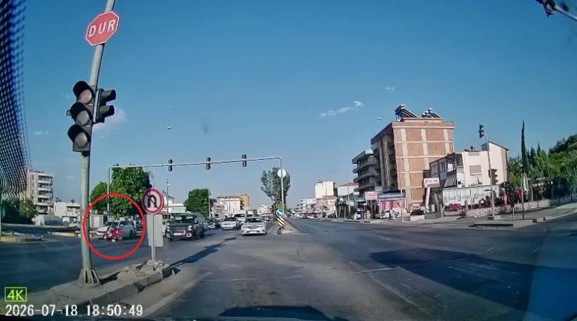 Otomobile çarpan motosiklet sürücüsünün kaskı fırladı, havada takla atıp yere savruldu