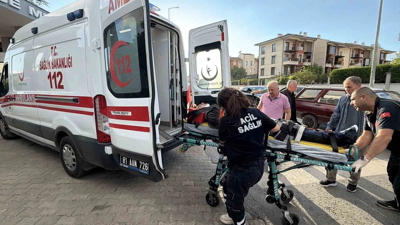 Otomobile çarpmamak için manevra yapınca bisikletten düştü