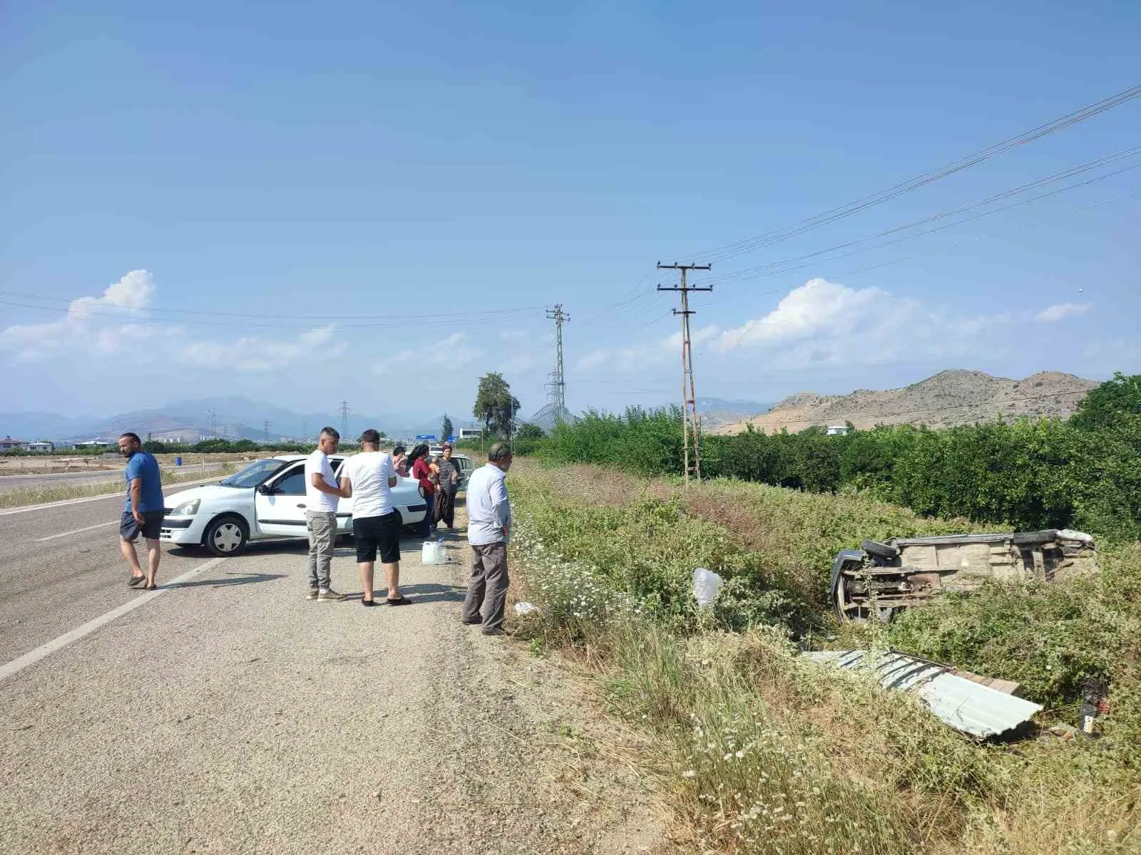 Otomobilin çarptığı araç bahçeye devrildi: 4 yaralı