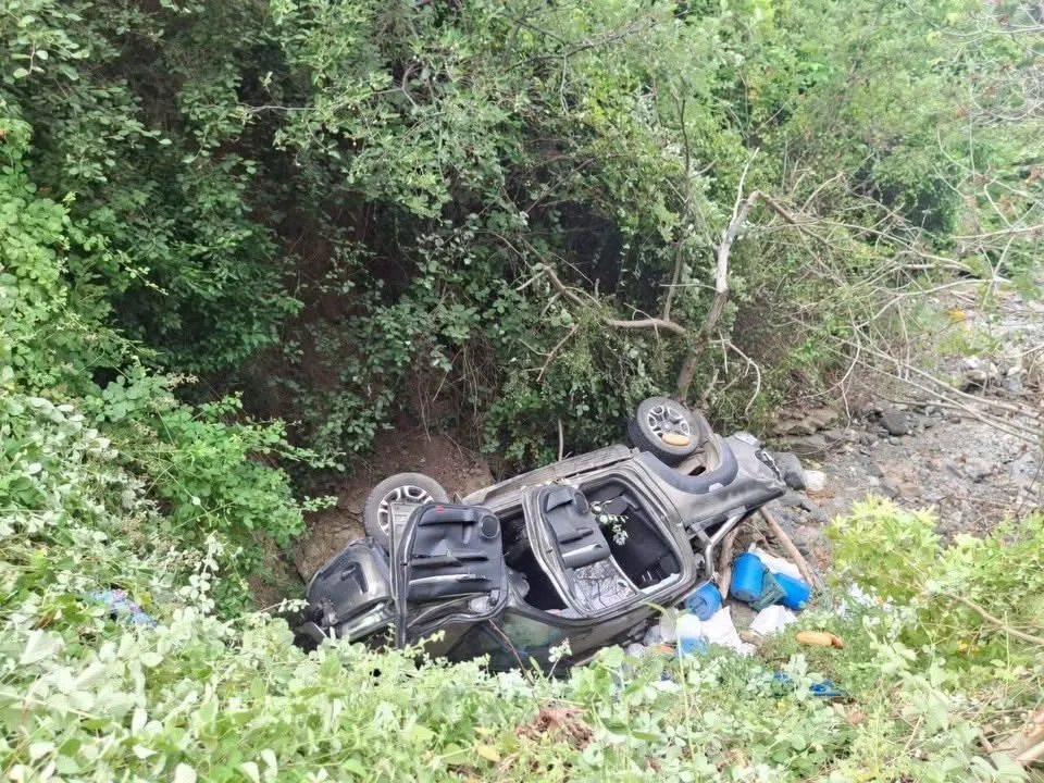 Otomobille çarpışan hafif ticari araç dereye uçtu: 7 yaralı