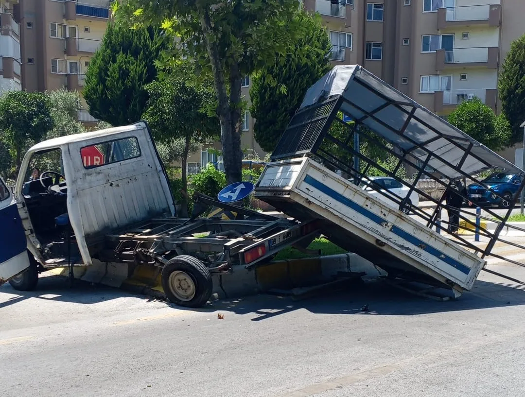 Otomobille çarpışan kamyonet refüje çıktı: 1 yaralı