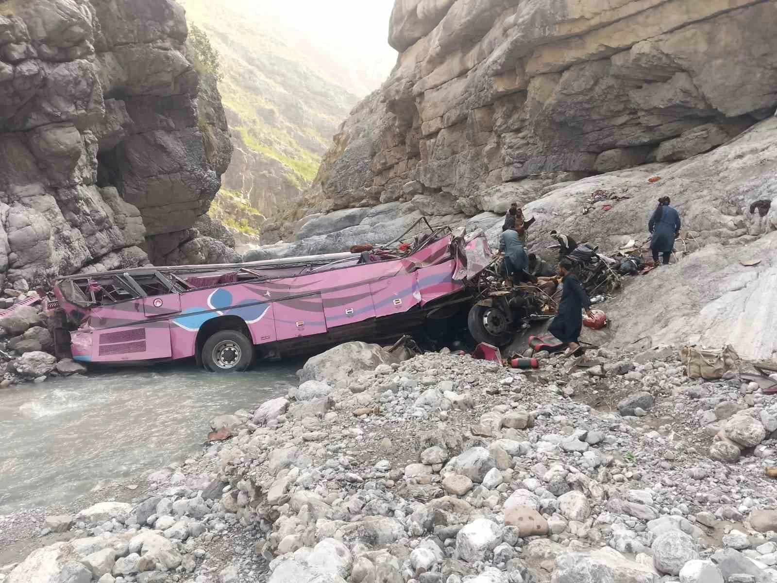 Pakistan’da yolcu otobüsü dev çukura uçtu: 40 ölü
