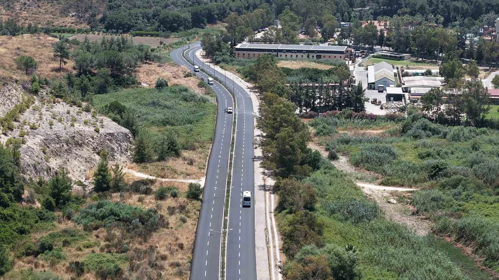 Pamucak yolu baştan sona yenilendi