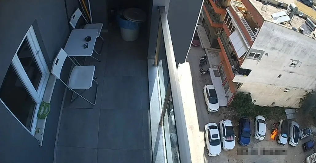 Park ettiği motosiklet alev topuna döndü, diğer araçlara sıçramaması için hayatını hiçe saydı
