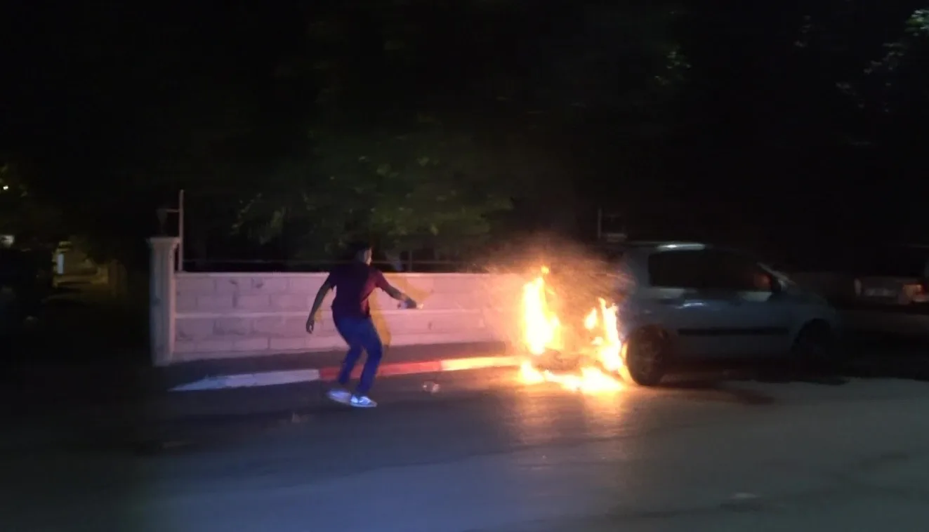 Park halindeki araç alev alev yandı, vatandaşlar su şişesi ile söndürmeye çalıştı
