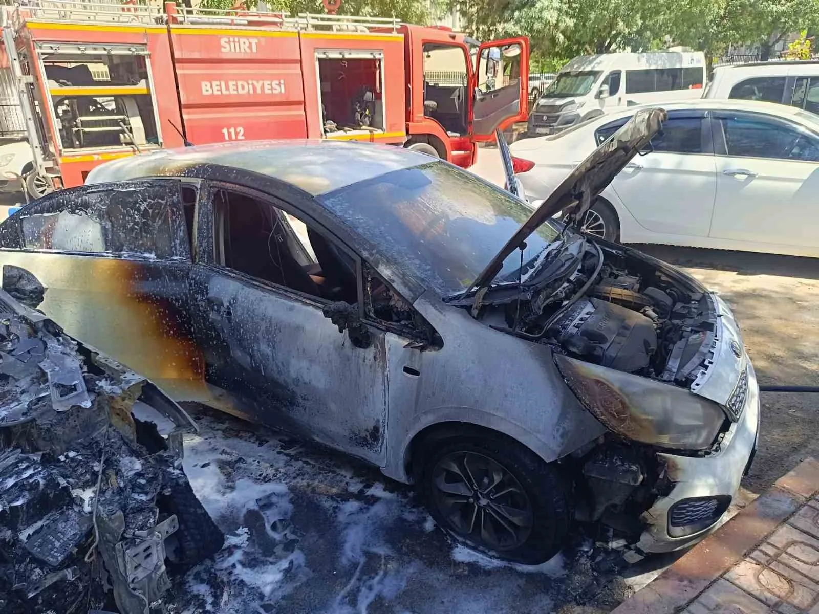 Park halindeki otomobil alev aldı, yangın diğer araca da sıçradı