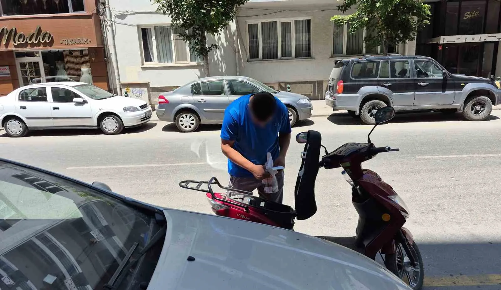 Plakasız elektrikli motosikleti bağlanan sürücü denetime girdiği caddeden taksi ile çıktı