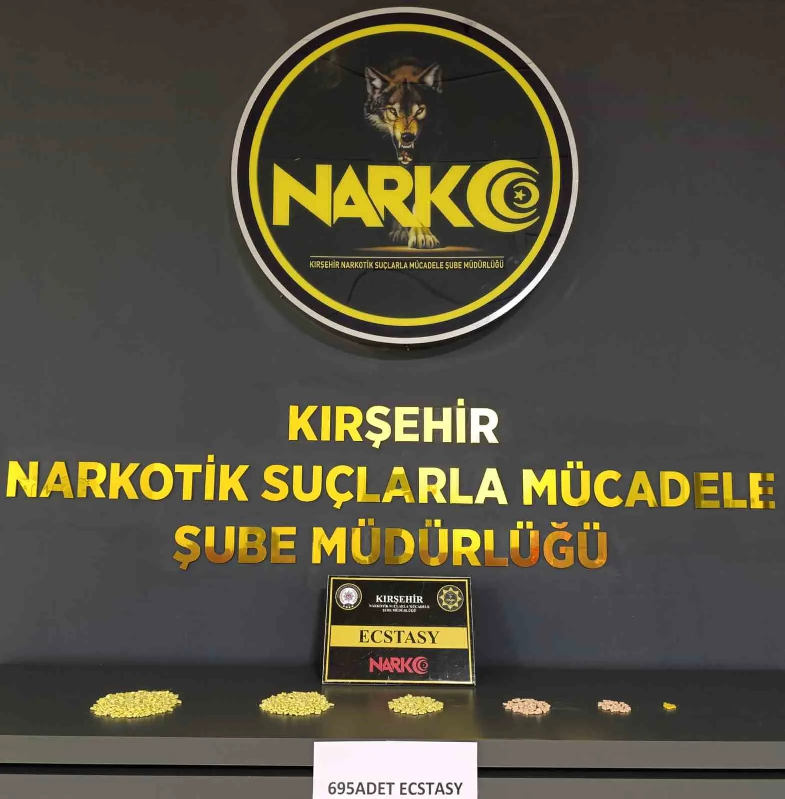 Polisin durdurduğu araçta uyuşturucu hap ele geçirildi