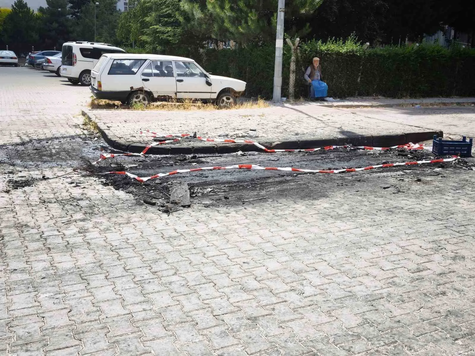 Pompalı tüfekle dehşet saçan şahıs sevgilisi olduğu iddia edilen kadının hem dükkanını hem aracını yaktı