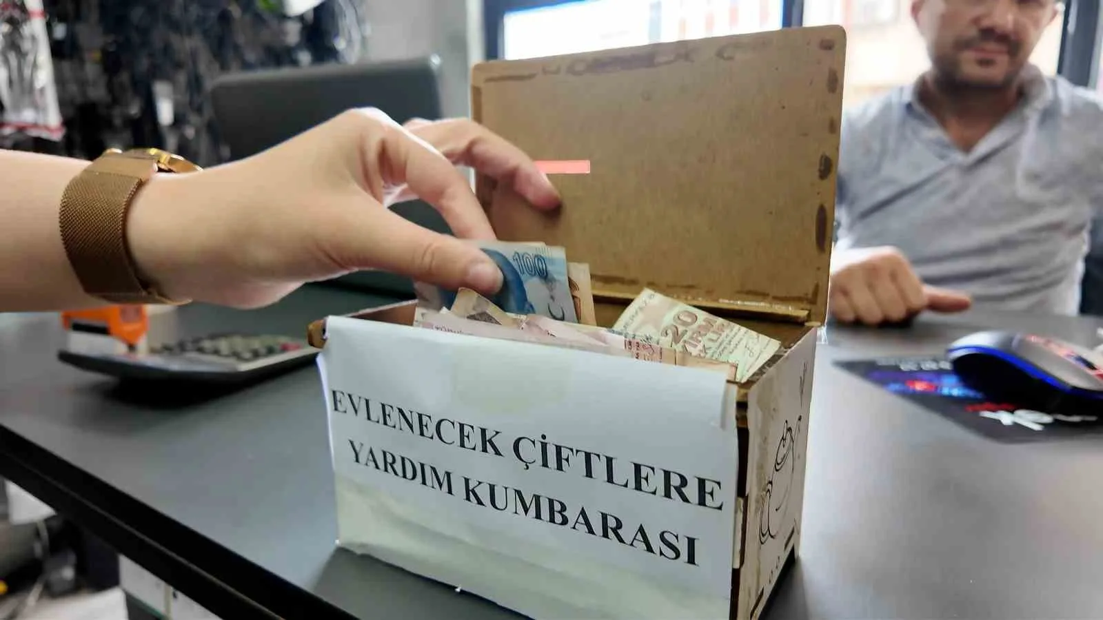 Rize’de esnaftan yeni evlenecek çiftlere "Kumbara" desteği