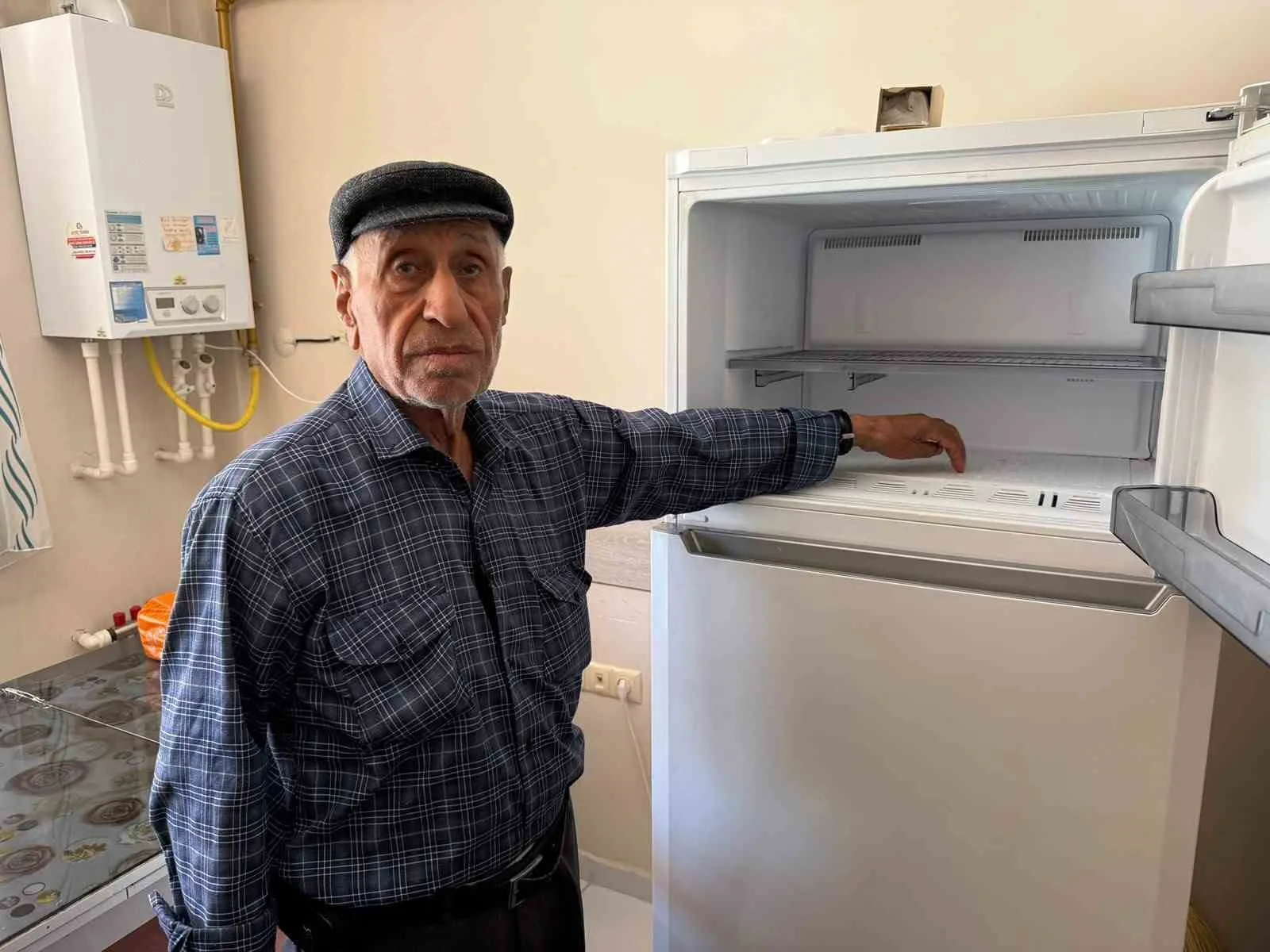 Sahte polisler yaşlı adamın önce elini öptüler sonra buzluktaki 2 milyonluk altınları götürdüler