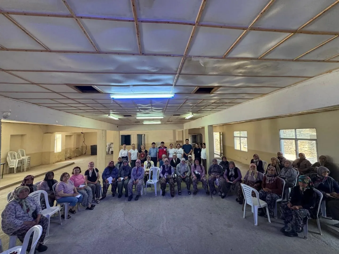 Salihli’nin tarihi köyündeki kadınlar ceviz reçeli yapımını öğrendi