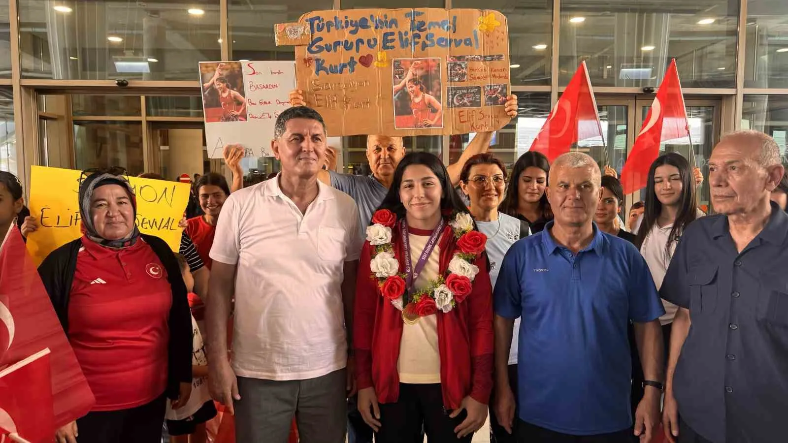 Şampiyon güreşçi memleketinde davul zurnayla karşılandı