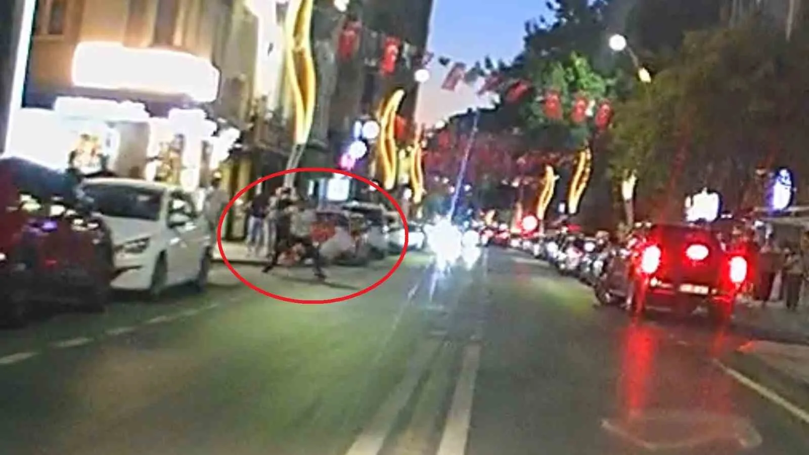 Samsun’da taşkınlık yapan alkollü şahsı tek yumrukla yere serdi: O anlar kamerada