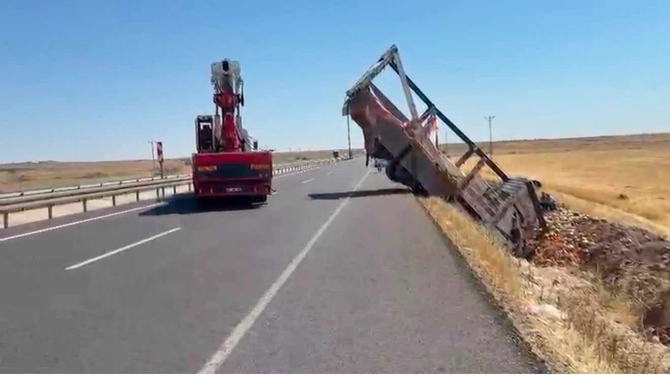 Şanlıurfa’da karpuz yüklü kamyon şarampole devrildi: 2 yaralı