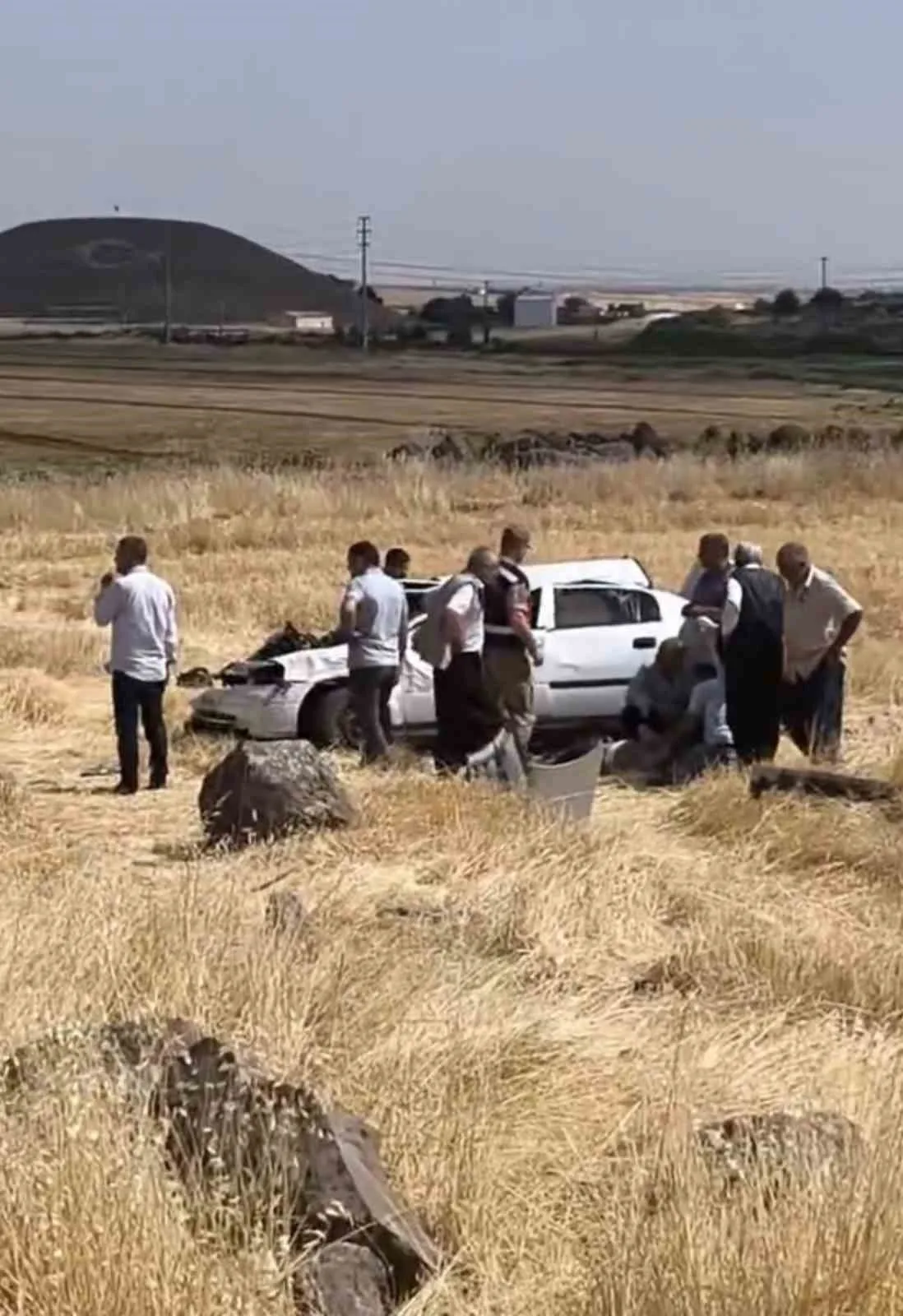 Şanlıurfa’da şarampole devrilen otomobil takla attı: 2 yaralı