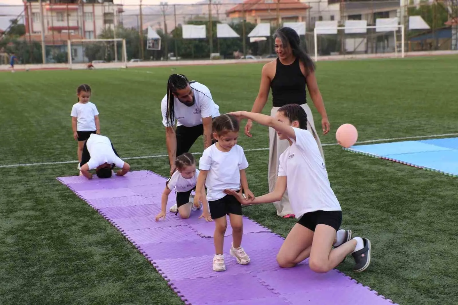 Sarıgöl’de minik cimnastikçilerden nefes kesen gösteri