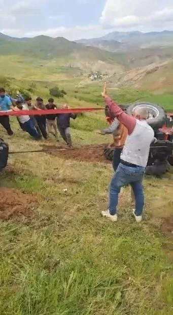 Sarıkamış’ta devrilen traktör için köylüler seferber oldu