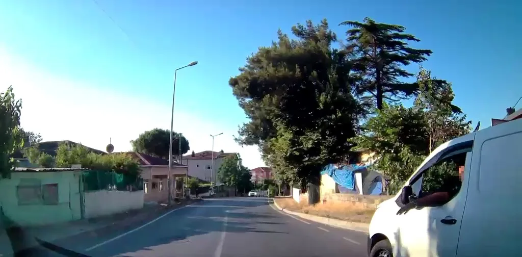 Sarıyer’de yol ortasında gerginlik: "Neden hızlı gittin?" tartışması kamerada