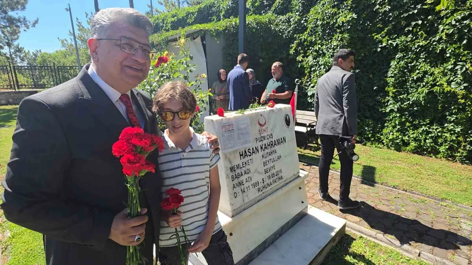 Şehit babasına her karne dönemi sözünü tutuyor