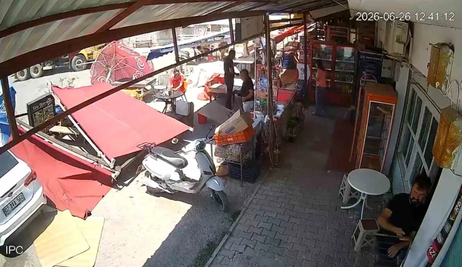 Serik’te hortum paniği: Üzerine tente devrilen vatandaşın yardımına çevredekiler yetişti